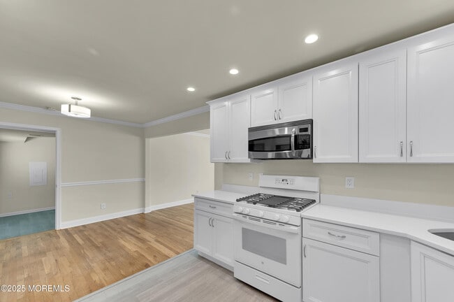 Building Photo - 895 Raleigh Dr