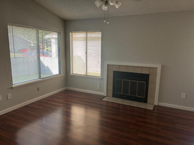 Building Photo - Adorable 3/2 Waiting For You!  Please reference full ad for viewings