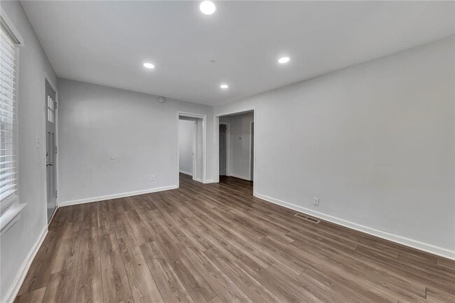 Building Photo - 845 Oak St NW