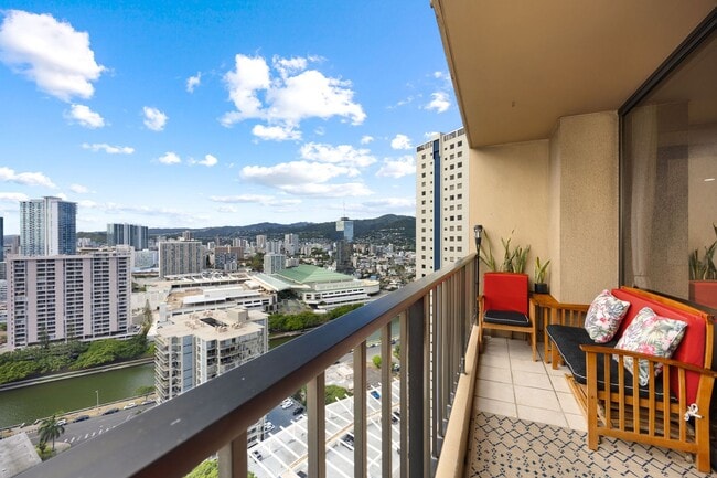 Building Photo - Luxury Waikiki Living with Panoramic Ocean & Sunset Views
