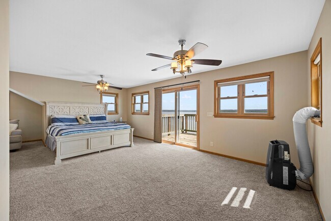 Building Photo - 15414 N River Beach Dr