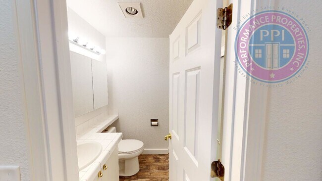 Building Photo - Desirable West Linn Location / Walk To The...