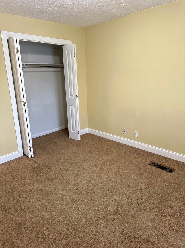 Building Photo - 3  bedroom 1.5 bath now available in Oolte...