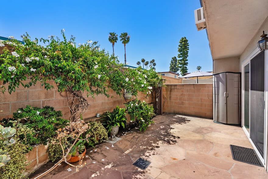 Building Photo - 25837 Oak St