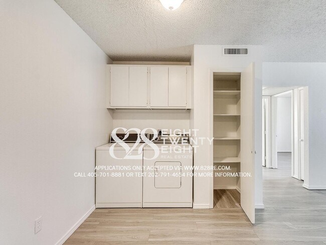 Building Photo - AVAILABLE NOW! 2 bed/1 bath Apartment at W...