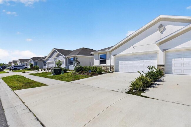 Building Photo - 2425 Bending Bonsai Dr