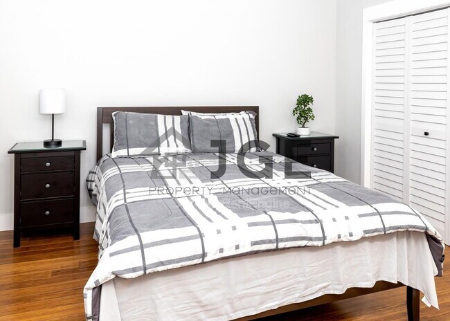 Building Photo - 270 NE 191st St