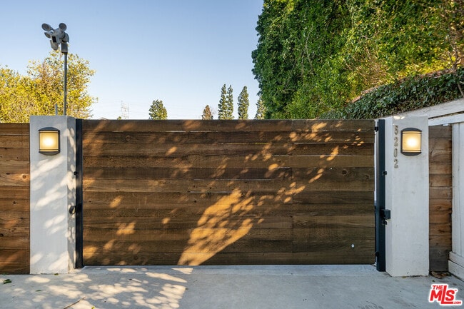 Building Photo - 5202 Topeka Dr