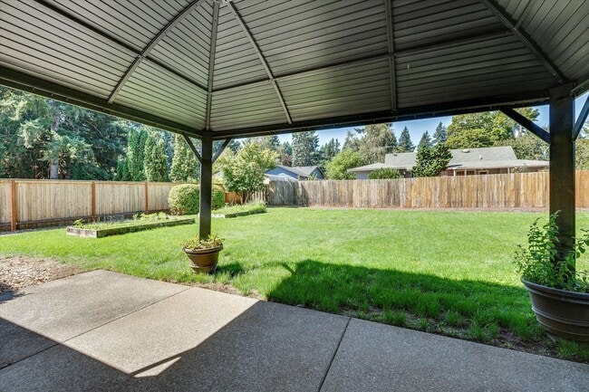 Building Photo - Live in One of Lake Oswego's Most Convenie...