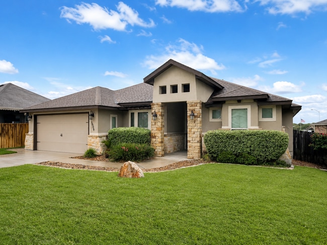 Building Photo - GORGEOUS 4 BEDROOM CUSTOM HOME FOR LEASE W/ TONS OF UPGRADES IN NEW BRAUNFELS, TX