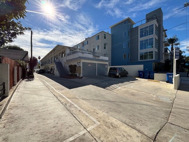 Building Photo - Blix, 10814-10818