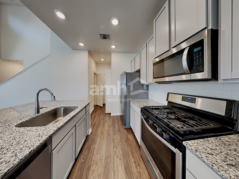 Building Photo - 168 Pebble Creek Run