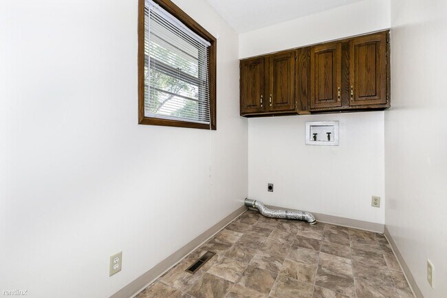 Building Photo - 3 br, 3 bath House - 1306 N Brookfield Ln