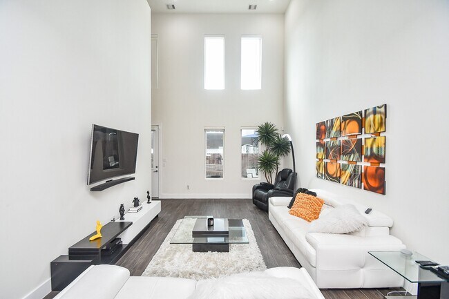 Building Photo - 5519 Paraiso Pl