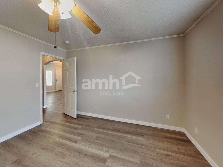 Building Photo - 410 W Mule Ct