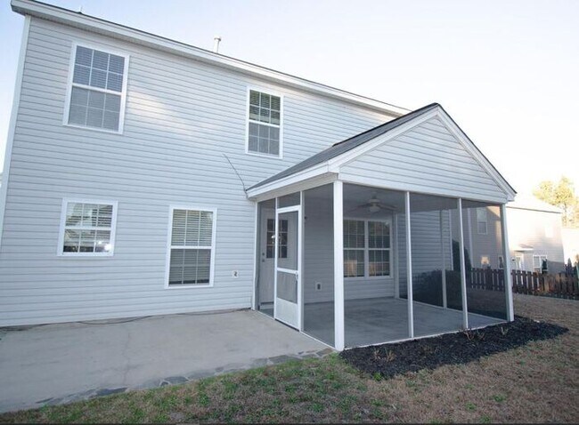Building Photo - Large 3 bedroom 2 living room house w comm Pool!
