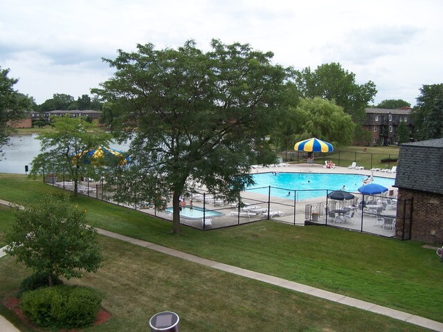 Building Photo - 9420 Bay Colony Dr