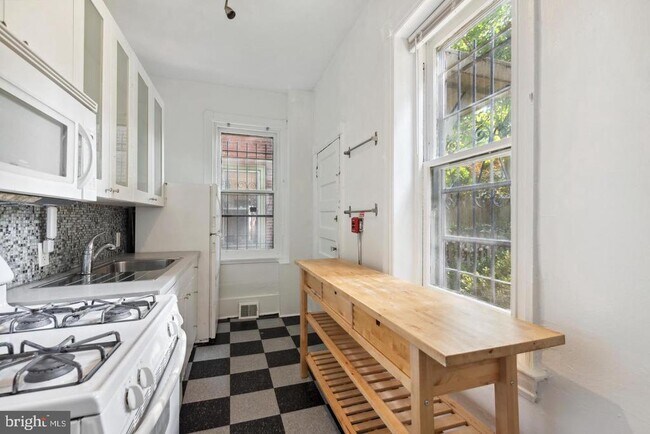 Building Photo - 257 S 46th St