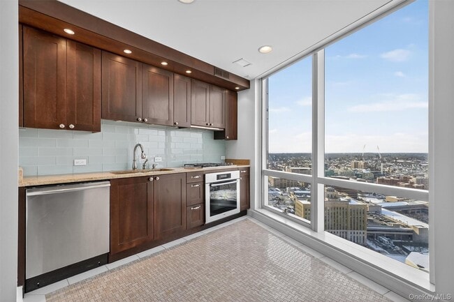 Building Photo - 1 Renaissance Square