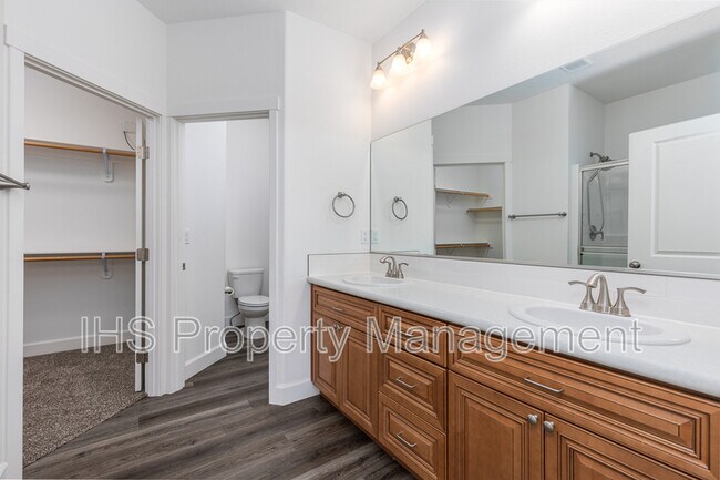 Building Photo - 1127 S Blueberry Pl