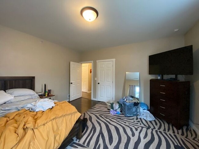 Building Photo - $4,400 | 5 Bedroom, 3 Bathroom Condo | NO ...
