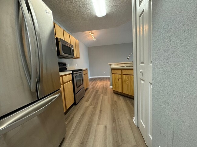 Building Photo - Charming 1-Bedroom Condo – 3rd Floor | Gat...