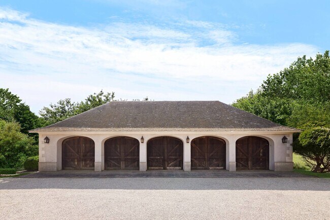 Building Photo - 672-672 Noyack Rd