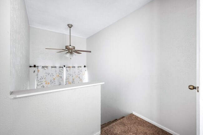 Building Photo - 810 Bellevue Rd