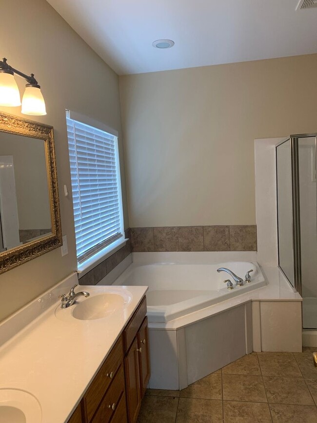 Building Photo - Move-in Ready 5 bedroom, 3.5 bath house lo...