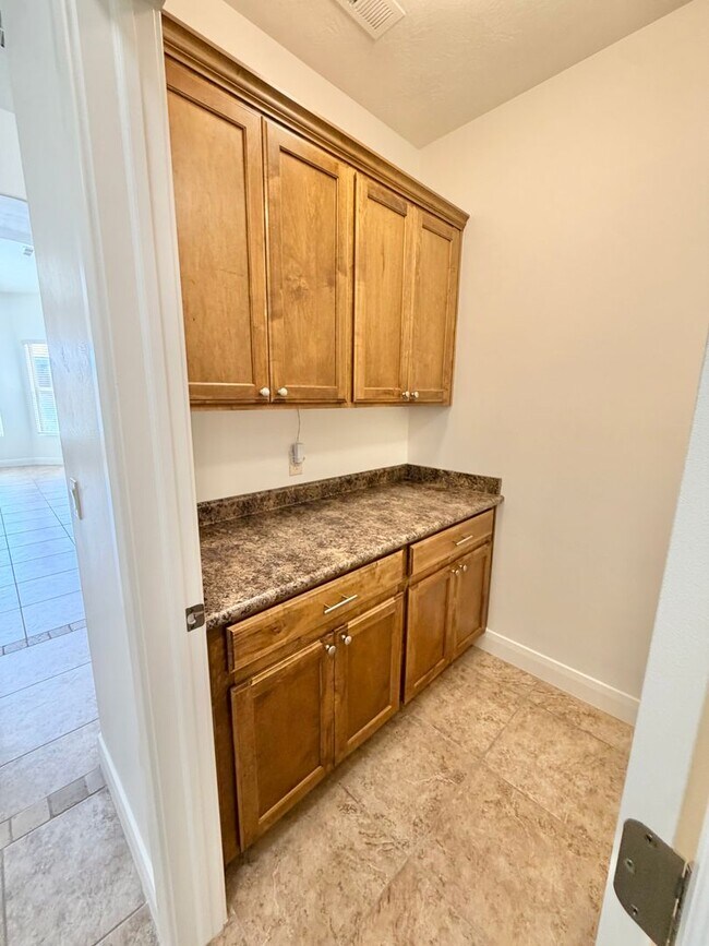 Building Photo - 988 E Silver Falls Dr