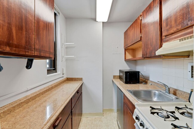 Building Photo - Spacious & Bright Studio at River Place East