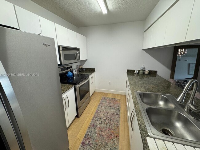 Building Photo - 1200 Brickell Bay Dr