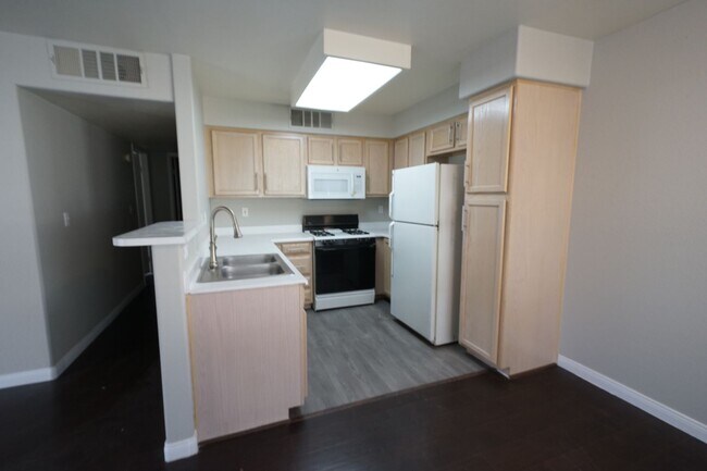 Building Photo - No Showings until 4/10/2026