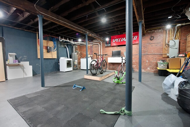 Building Photo - 2101 Beale Ave