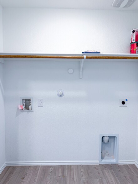 Building Photo - 1427 Laima Curv
