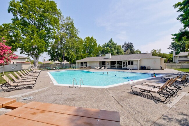 Building Photo - Lovely and Spacious 2BR 2.5BA Condo in Gre...