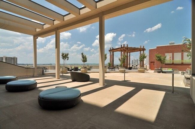 Building Photo - 600 12th Ave S