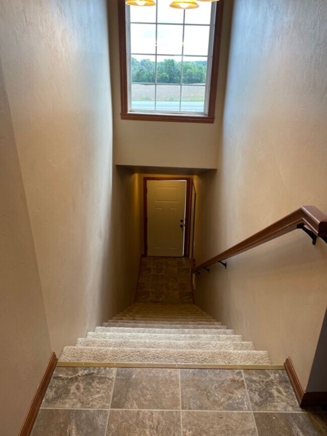 Building Photo - 2 Bedroom, 2 Bathroom Upper Available