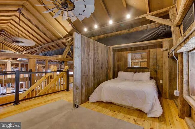 Building Photo - 284 Hickory Dr