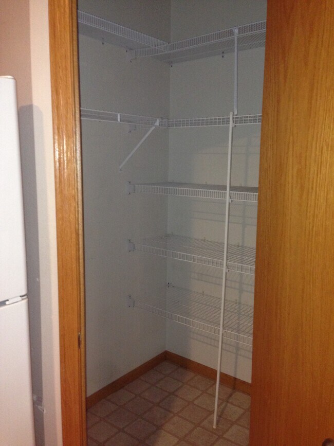 large kitchen pantry - 545 Penn Ct