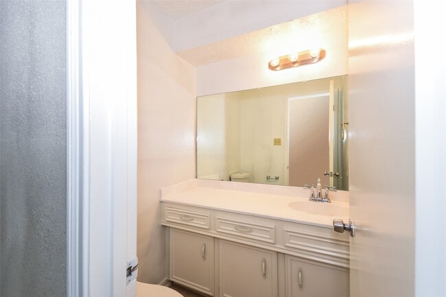 Building Photo - 2422 Hilton Head Dr