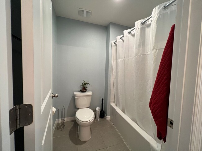 Building Photo - Almost new 5-bedroom, 3-bath home ready to...