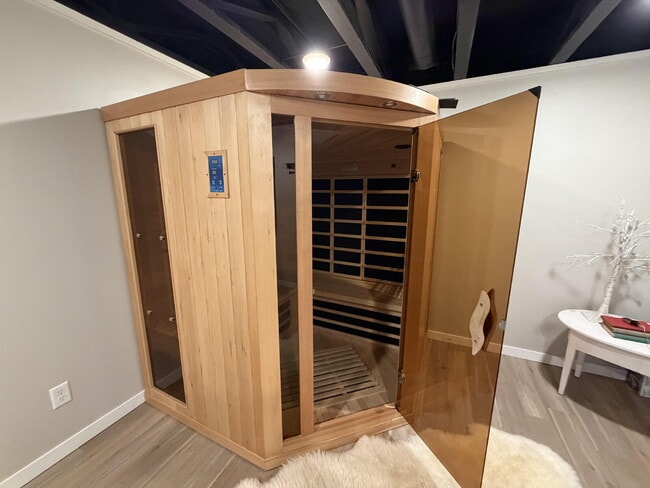 Building Photo - Designer 4 Bedroom Home with Sauna and Walk-Out Lower Level - Available May or June 1st