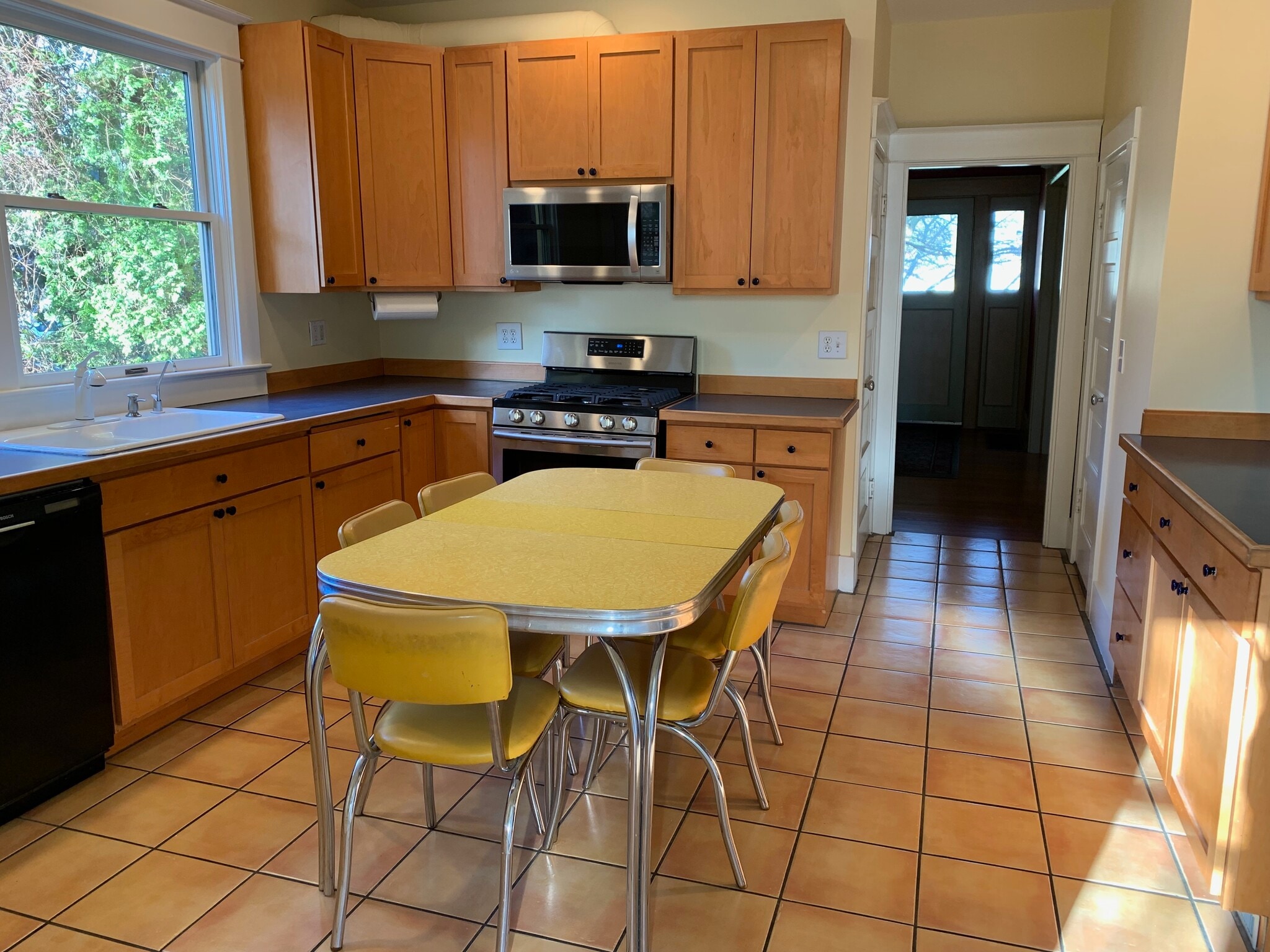 kitchen toward entry way - 4054 NE Rodney Ave