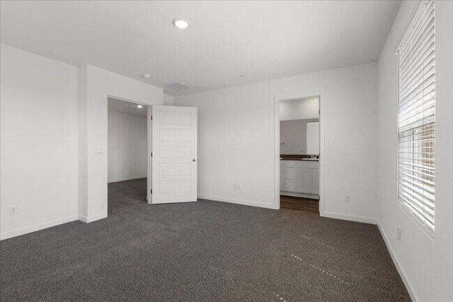 Building Photo - 900 Rosy Starling St