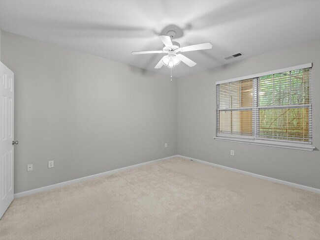 Building Photo - "Charming 1-Bed Condo Retreat with Granite...