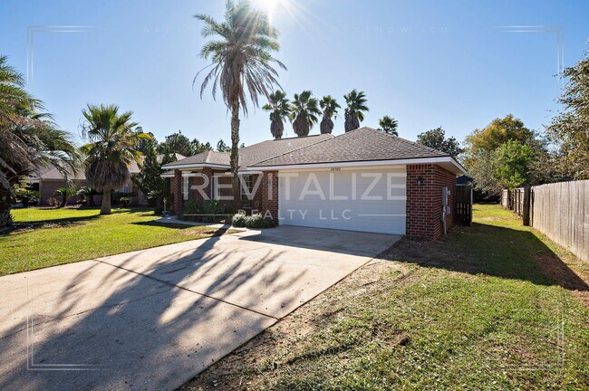 Building Photo - Lovely Brick Home Just Minutes from the Be...