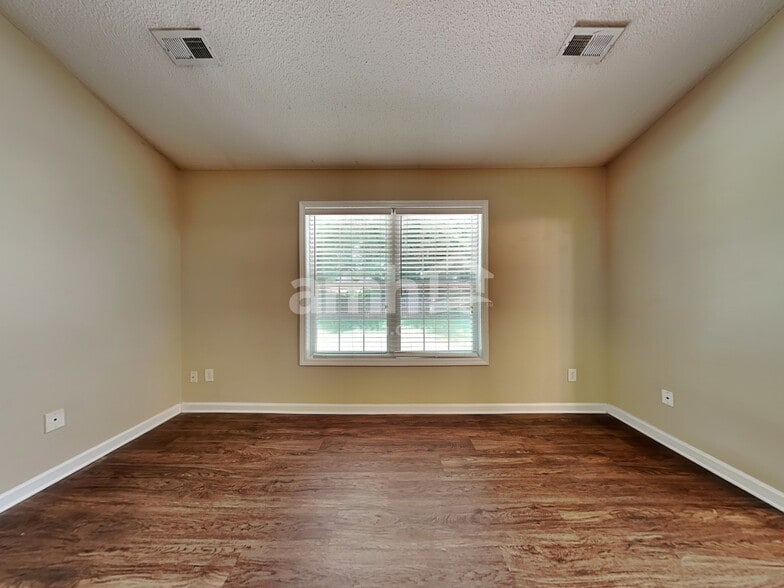 Building Photo - 213 Fiddlers Knoll Ct