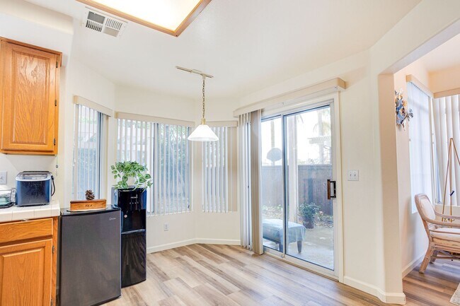 Building Photo - Gorgeous Single story home - walking dista...