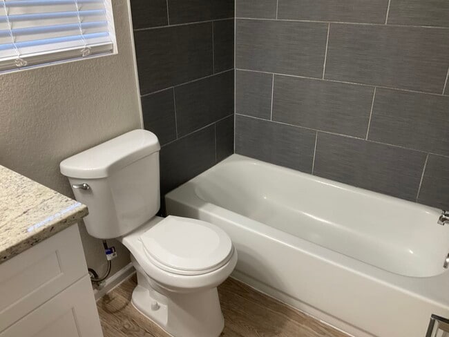 Building Photo - 2850 Leoti Dr